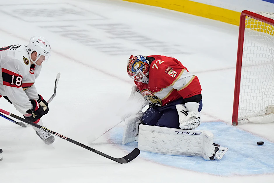 Tim Stützle von den Ottawa Senators trifft gegen den Torwart der Florida Panthers, Sergei Bobrovsky.  