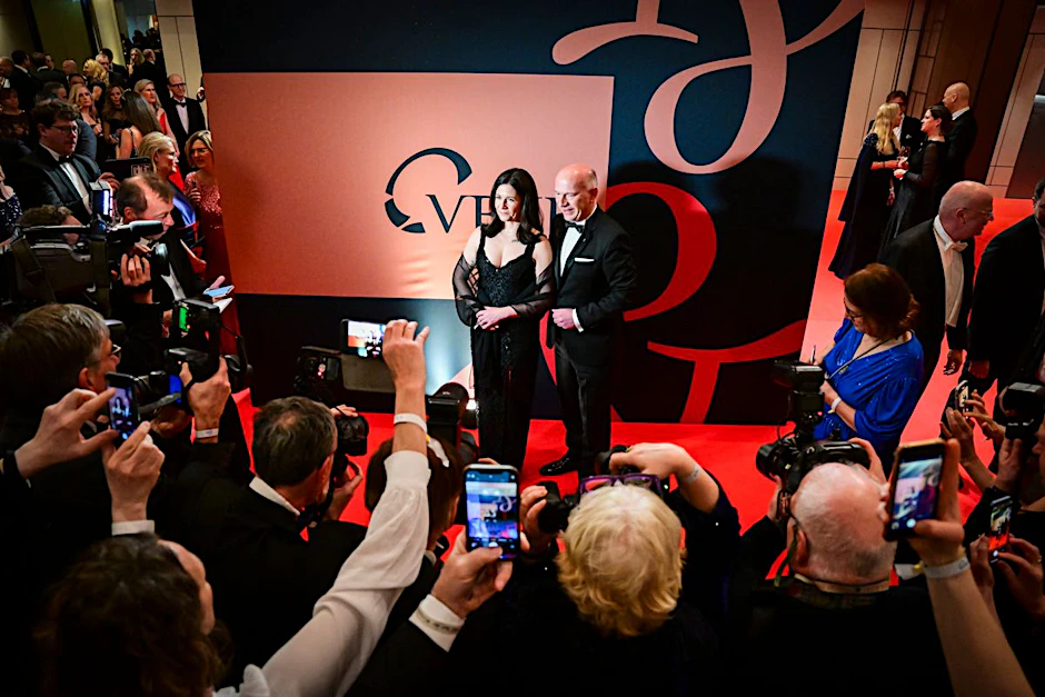 Der Regierende Bürgermeister Kai Wegner und seine Partnerin Katharina Günther-Wünsch, Senatorin für Bildung, Jugend und Familie, beim Ball der Berliner Wirtschaft