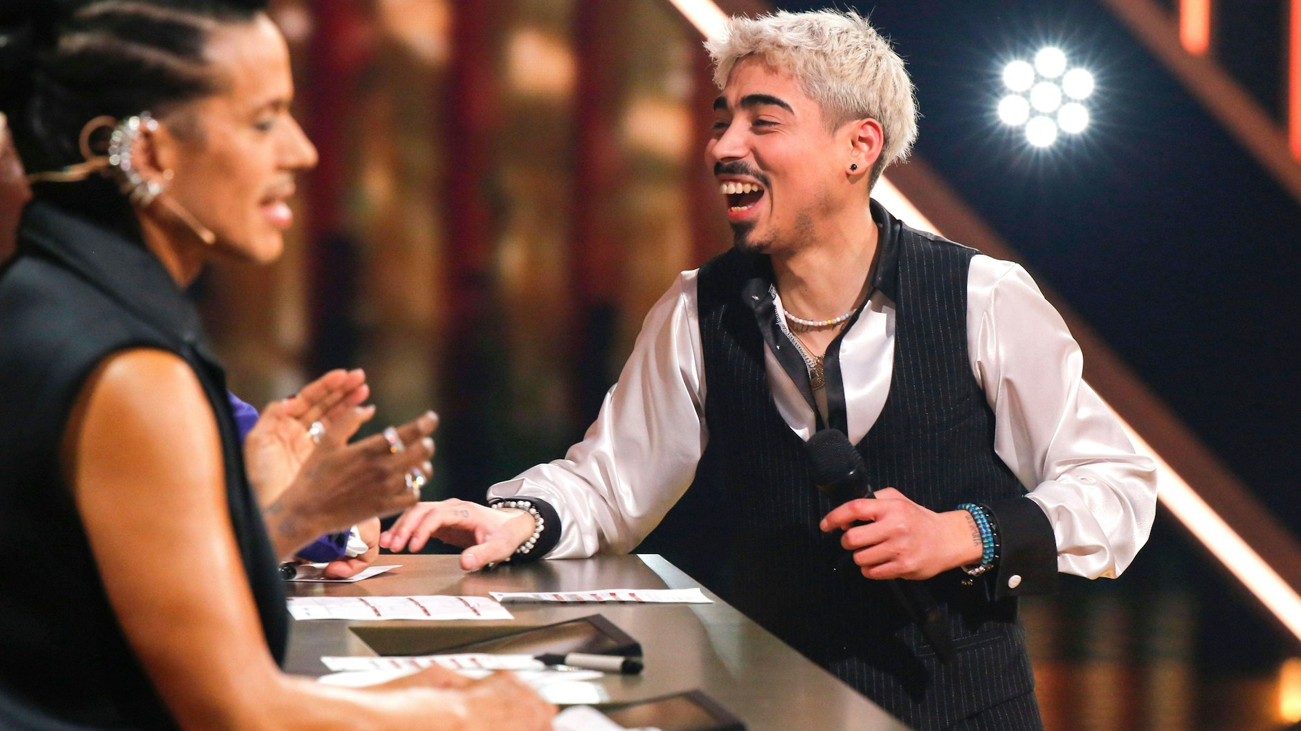 Mit einem Lächeln unterschreibt Tony Bauer bei „Let’s Dance“-Juror Joachim Llambi, dass er ihn stolz machen will.