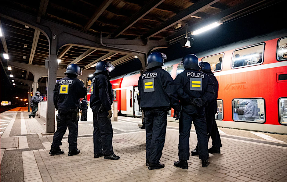Viele der Fans mussten stundenlang in dem Zug ausharren, bis sie kontrolliert wurden.  