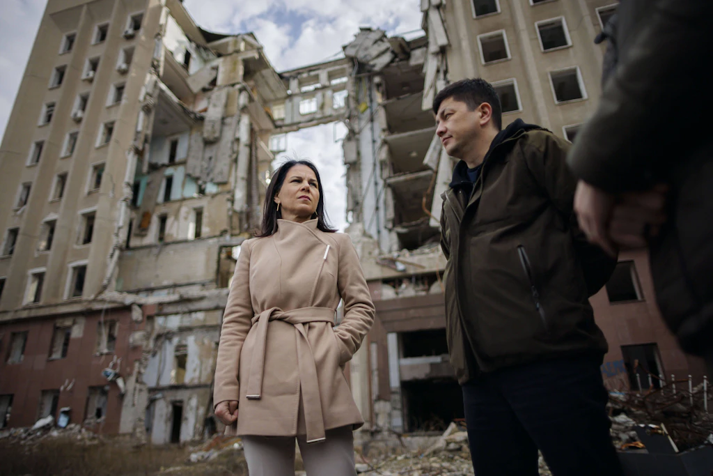 Russen jagen Annalena Baerbock in Ukraine mit Drohne