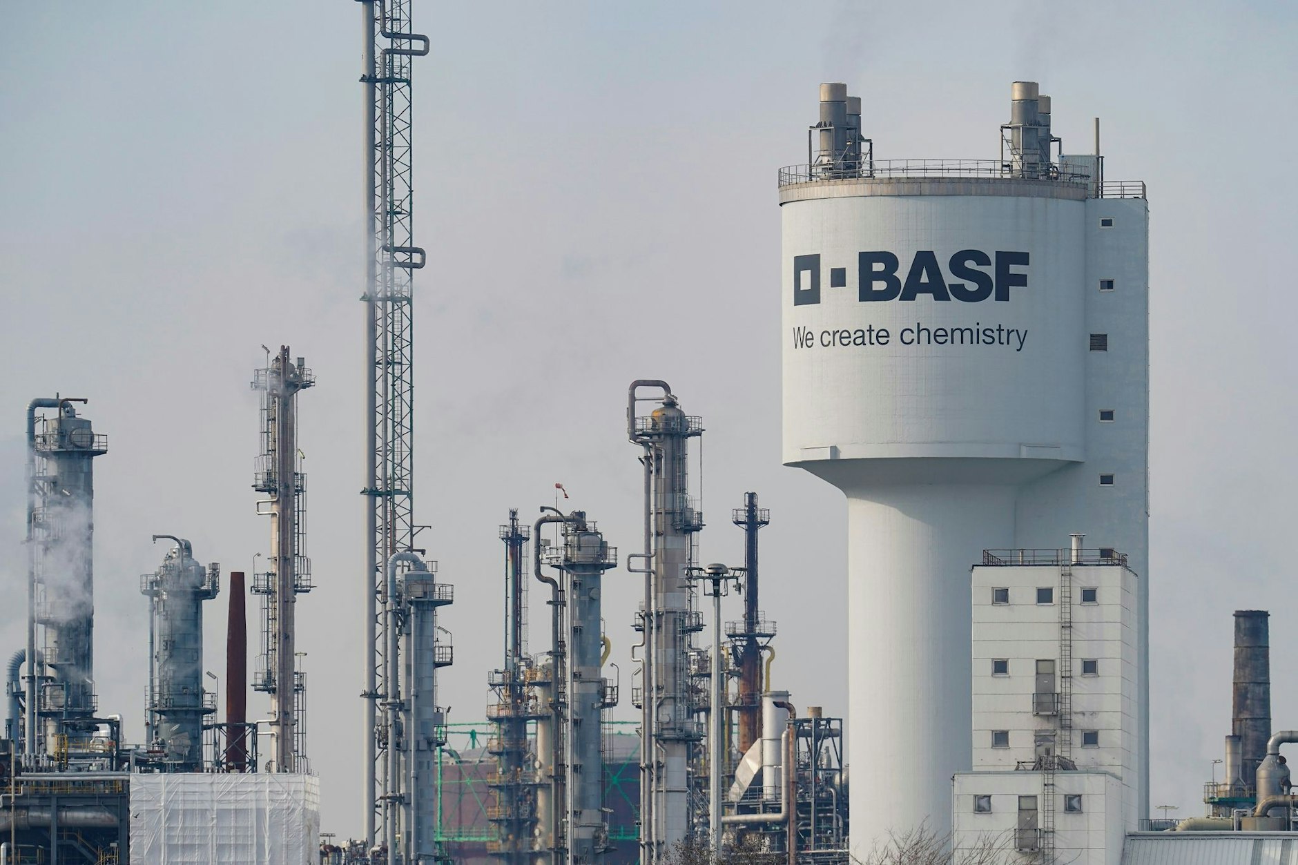 ARCHIV - Die Führung des Chemiekonzerns BASF hatte bereits 2022 ein Sparprogramm angekündigt.