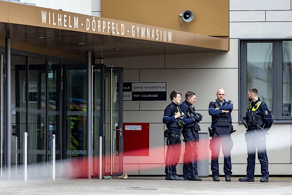 Bei der Amoktat an einem Wuppertaler Gymnasium sind vier Schüler durch Messerstiche verletzt worden.  