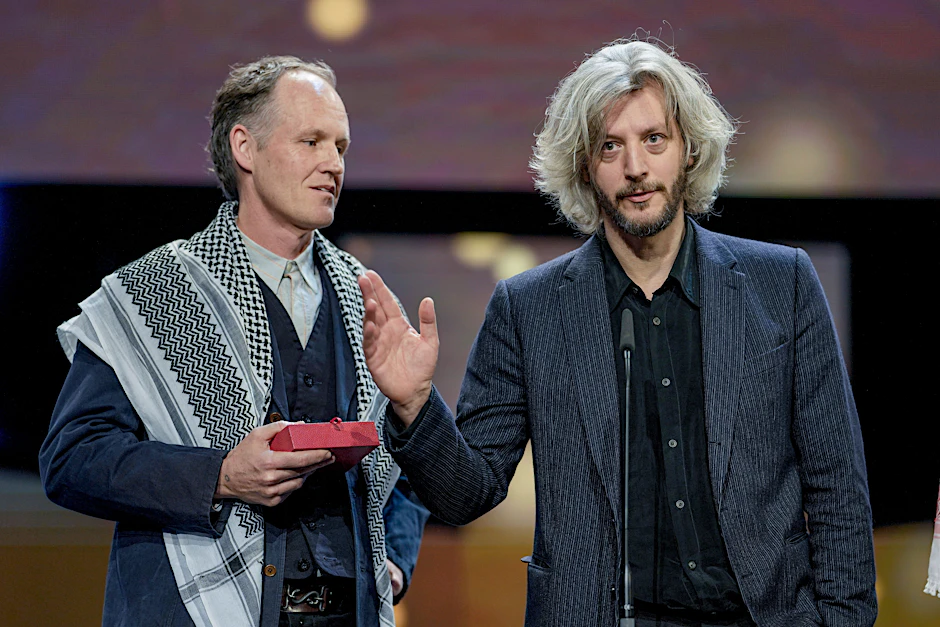 Die Filmemacher Ben Russell (l.) und Guillaume Cailleau: In seiner Dankesrede sprach Russell von einem „Genozid“ im Gazastreifen.