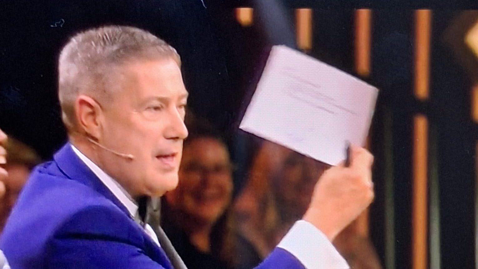 „Let’s Dance“-Juror Joachim Llambi hat sich von Tony Bauer unterschreiben lassen, dass er ihn stolz machen will.