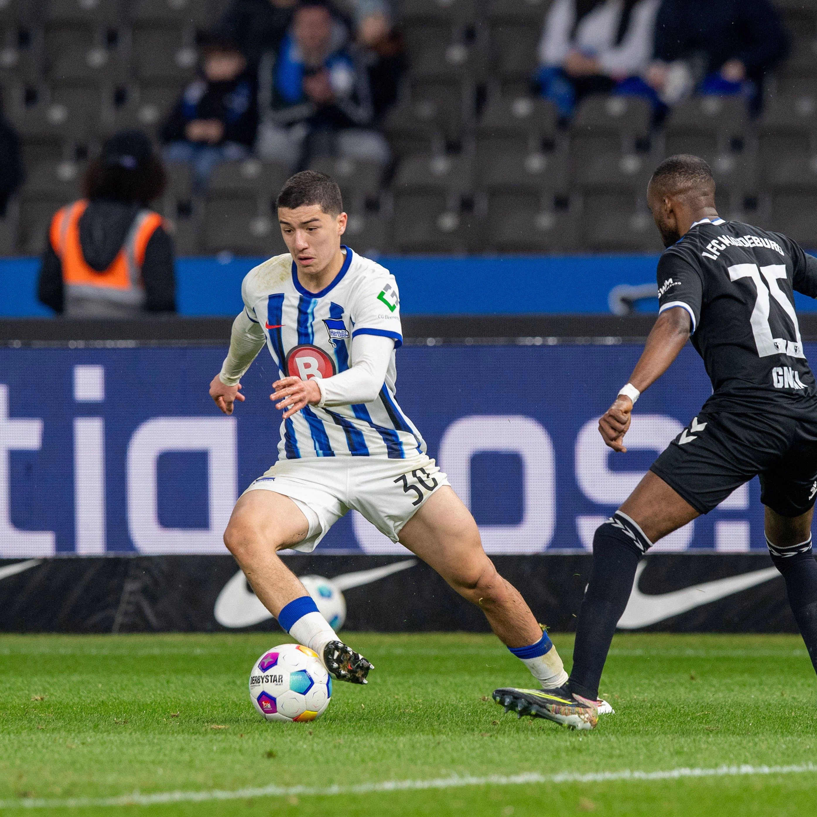 Ein Haken und den Ball mit dem Fuß streicheln. Ibo Maza umdribbelt die Gegner elegant.