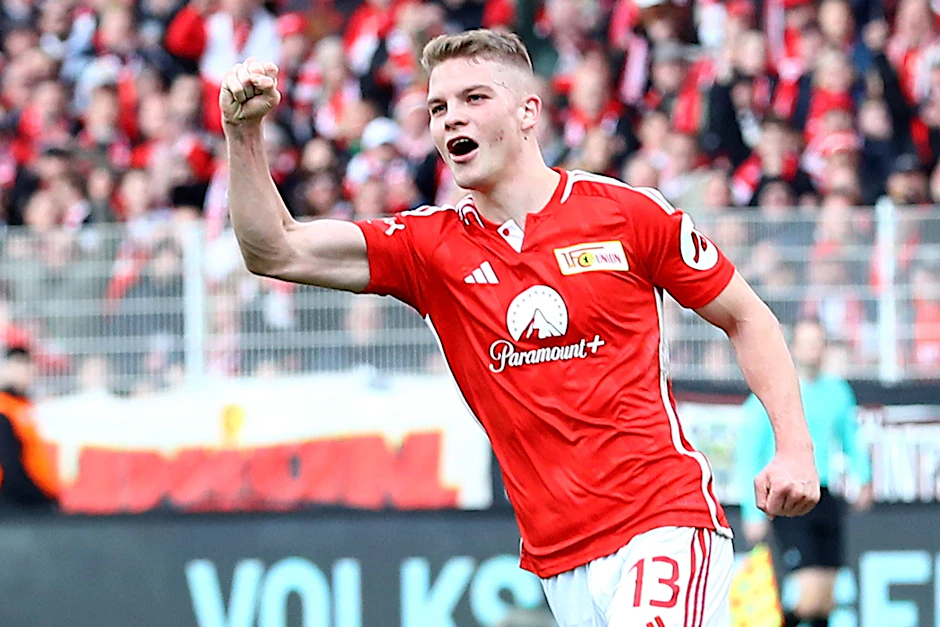 Jubeln mit der Siegerfaust. Andras Schäfer spielt nicht nur wieder für den 1. FC Union. Er trifft auch für die Eisernen.