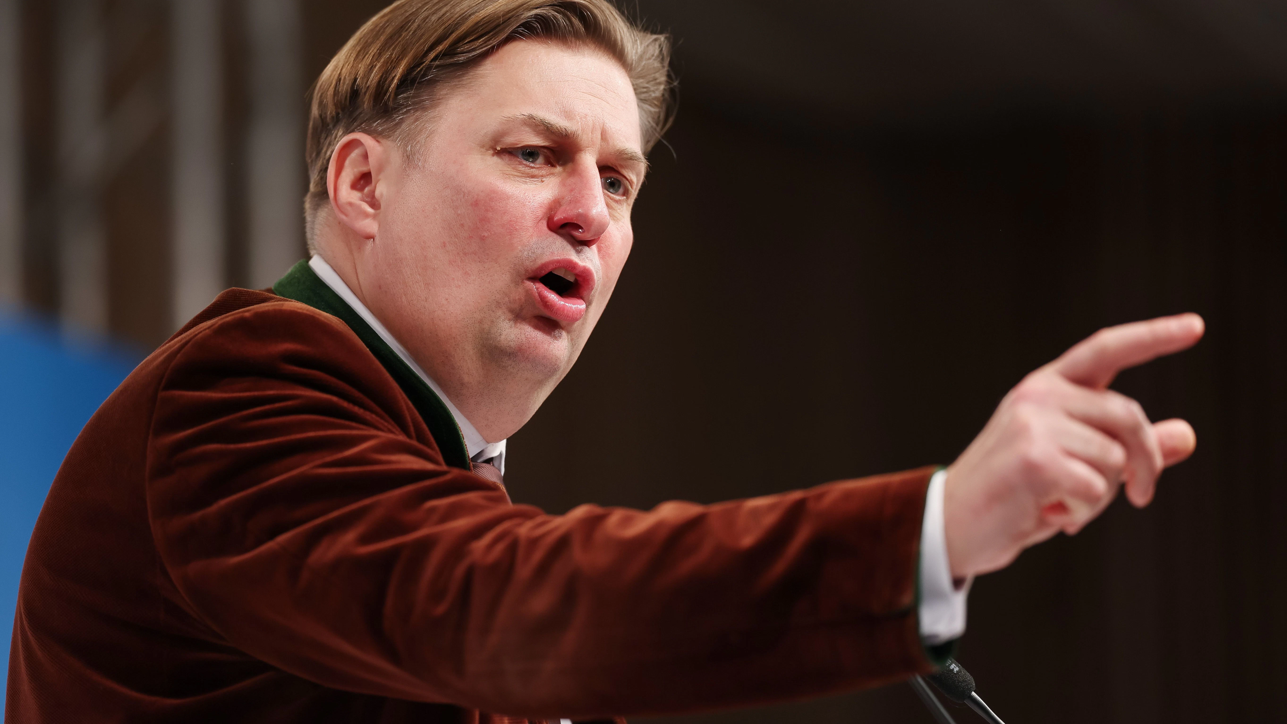 Zuletzt fiel der AfD-Spitzenkandidat für die Europawahl mit fragwürdigen Äußerungen auf.