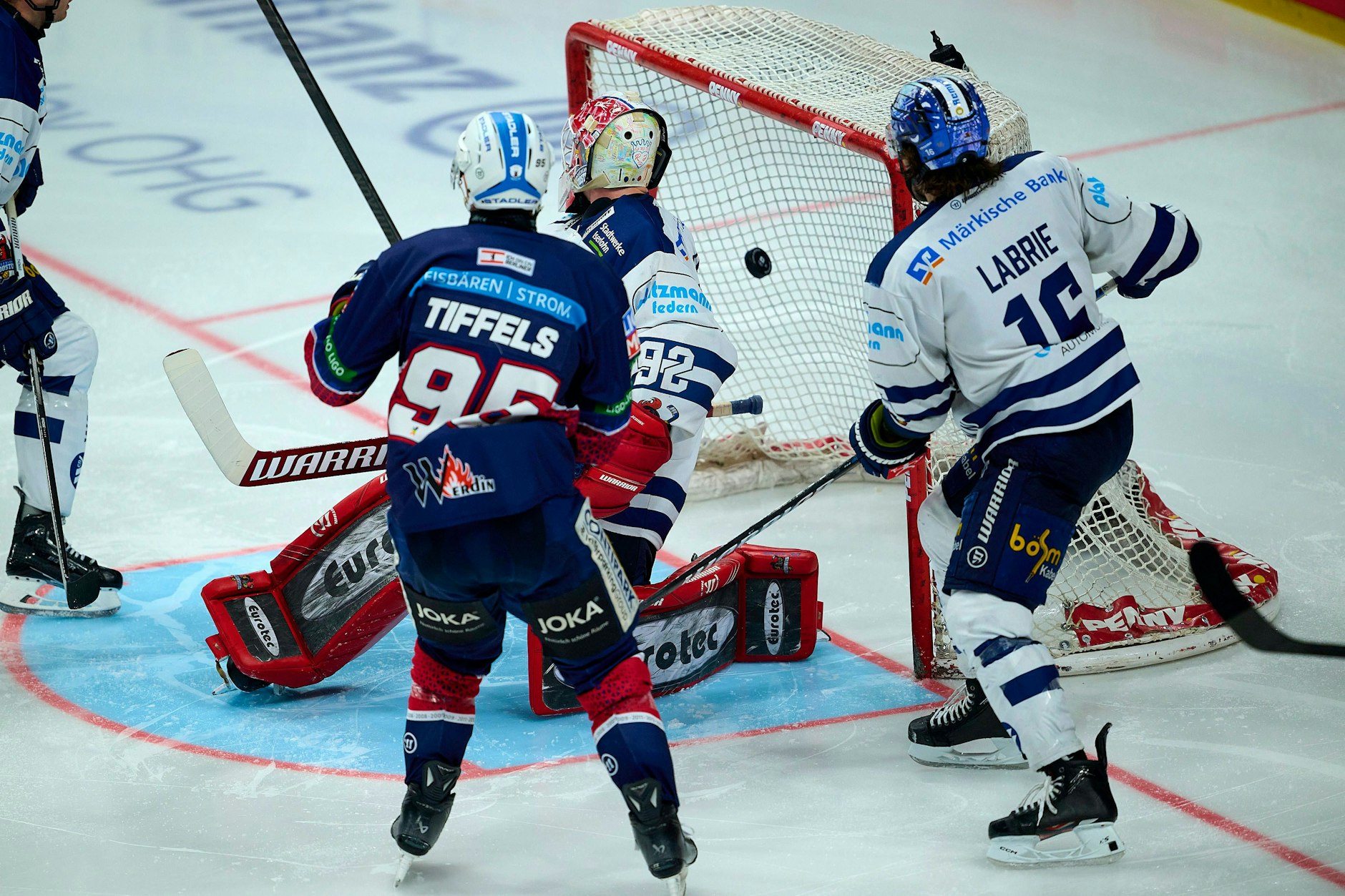 Frederik Tiffels macht das Tor für die Eisbären Berlin.