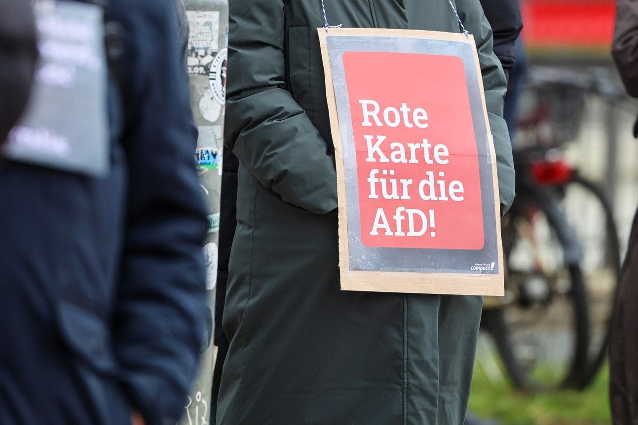 Ein Schild mit der Aufschrift „Rote Karte für die AfD!“ ist bei einer Demonstration gegen Rechtsextremismus zu sehen.