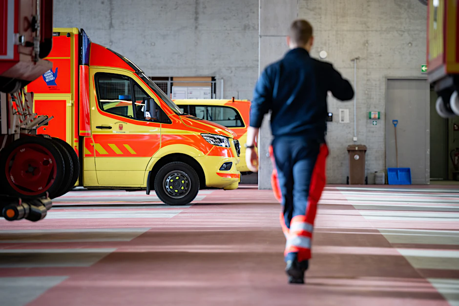 Potsdam: Ein Rettungssanitäter geht zu einem Einsatzfahrzeug.&nbsp;