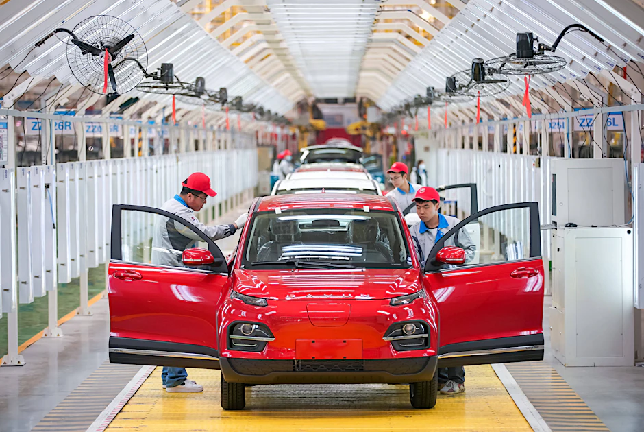 Arbeiter bei der Produktion von E-Autos in Yuncheng, China