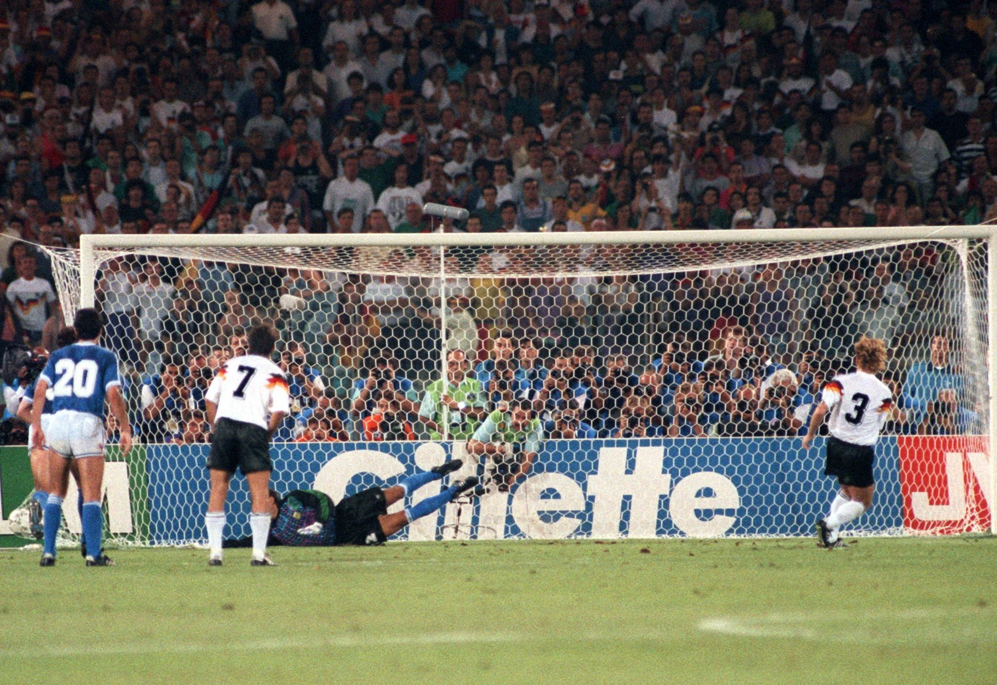 ARCHIV - Andreas Brehme erzielt per Elfmeter das entscheidende Tor im WM-Finale 1990 gegen Argentinien.  