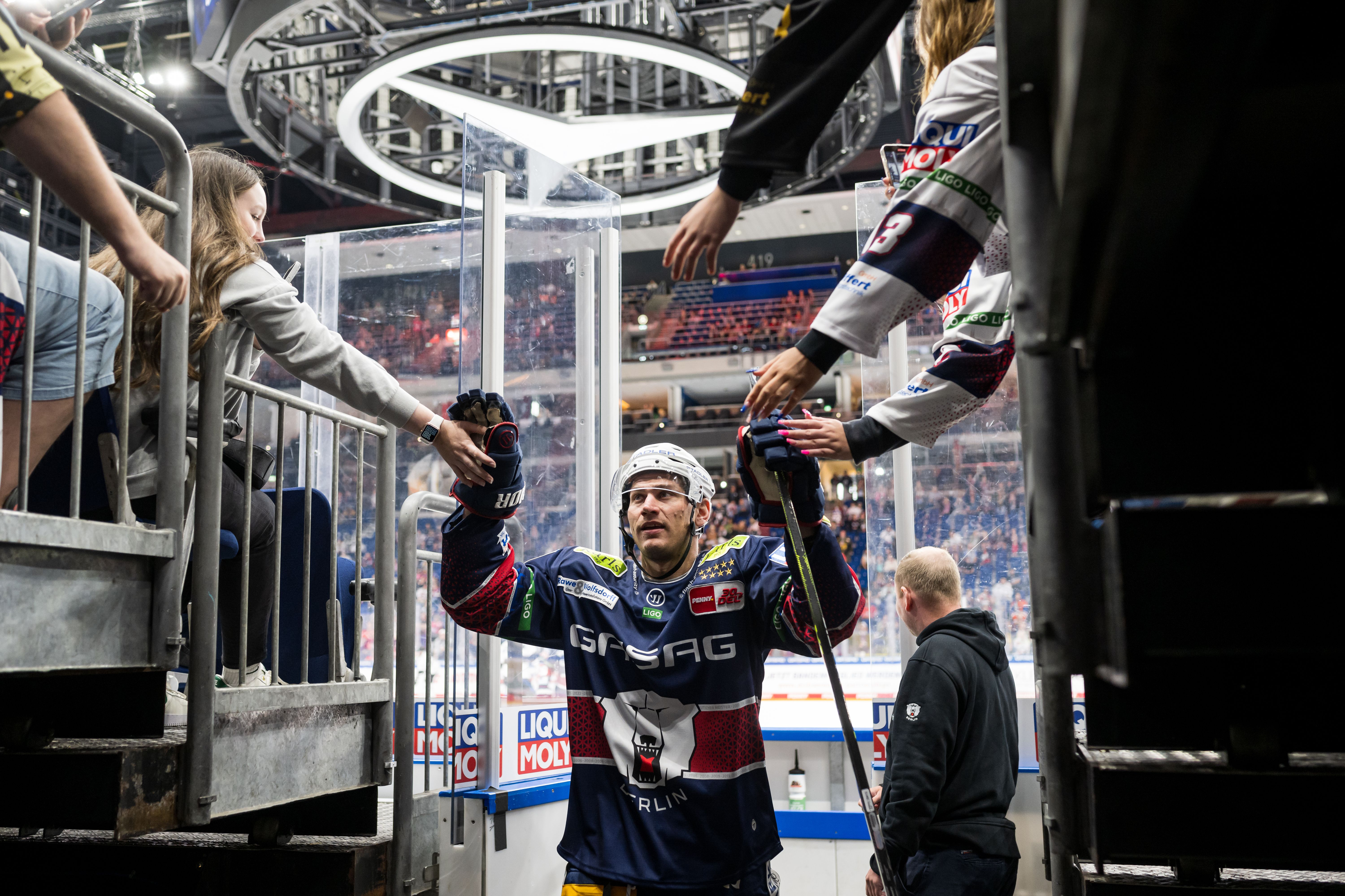 Image - Gut für die Eisbären: Leo Pföderl puckt sich in Meister-Laune