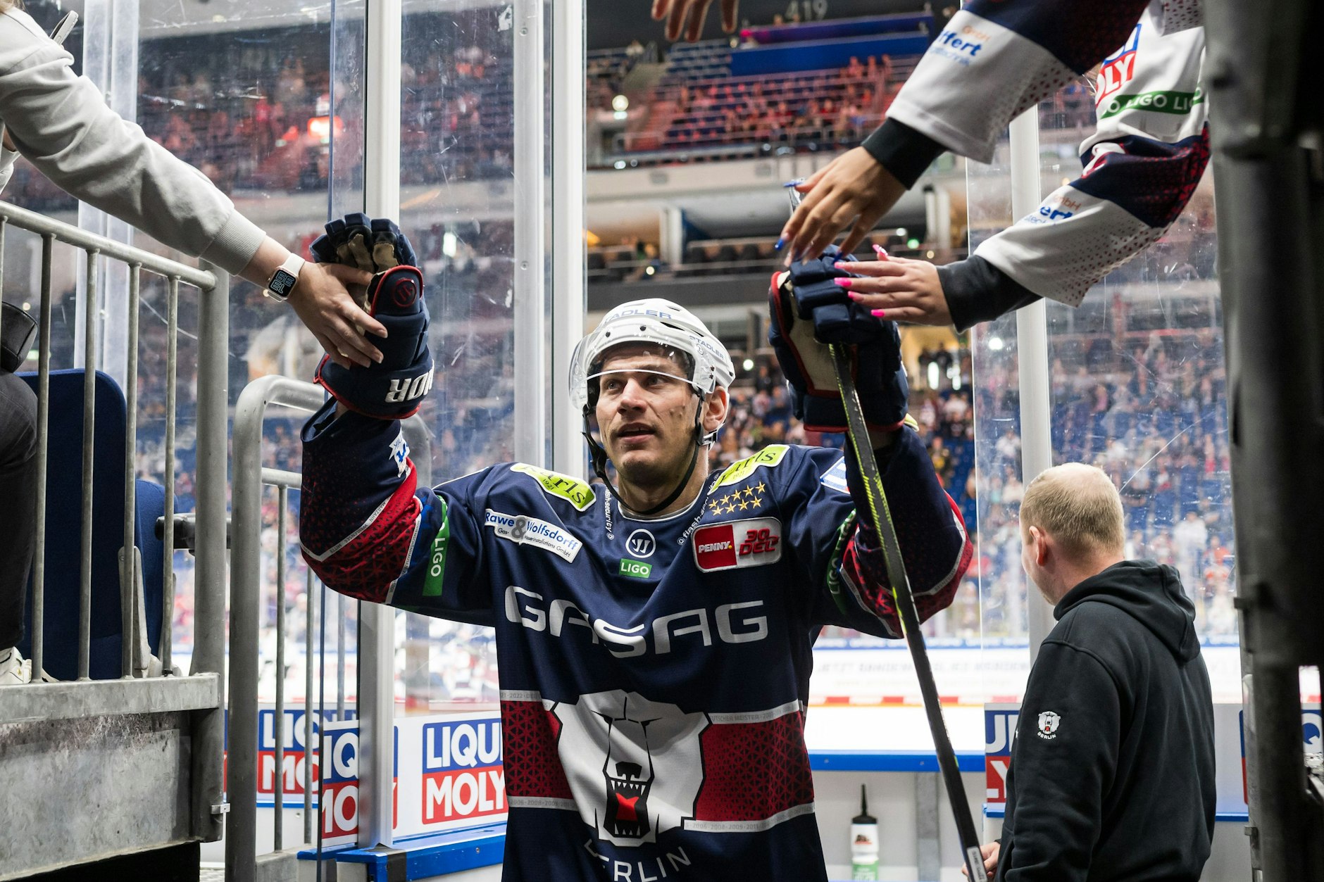 Auch die Fans der Eisbären Berlin wissen ganz genau, was sie an Leo Pföderl haben.