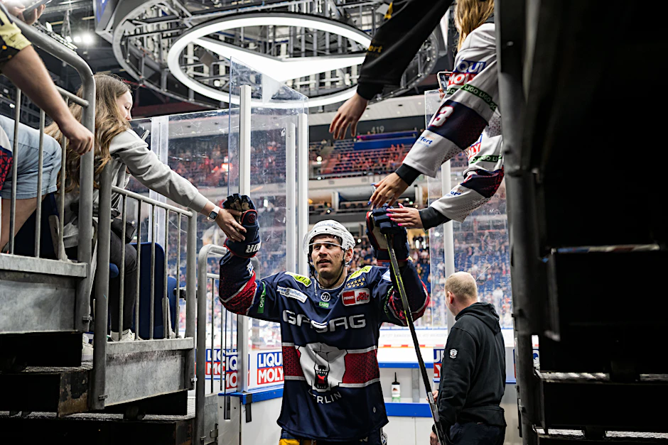 Auch die Fans der Eisbären Berlin wissen ganz genau, was sie an Leo Pföderl haben.