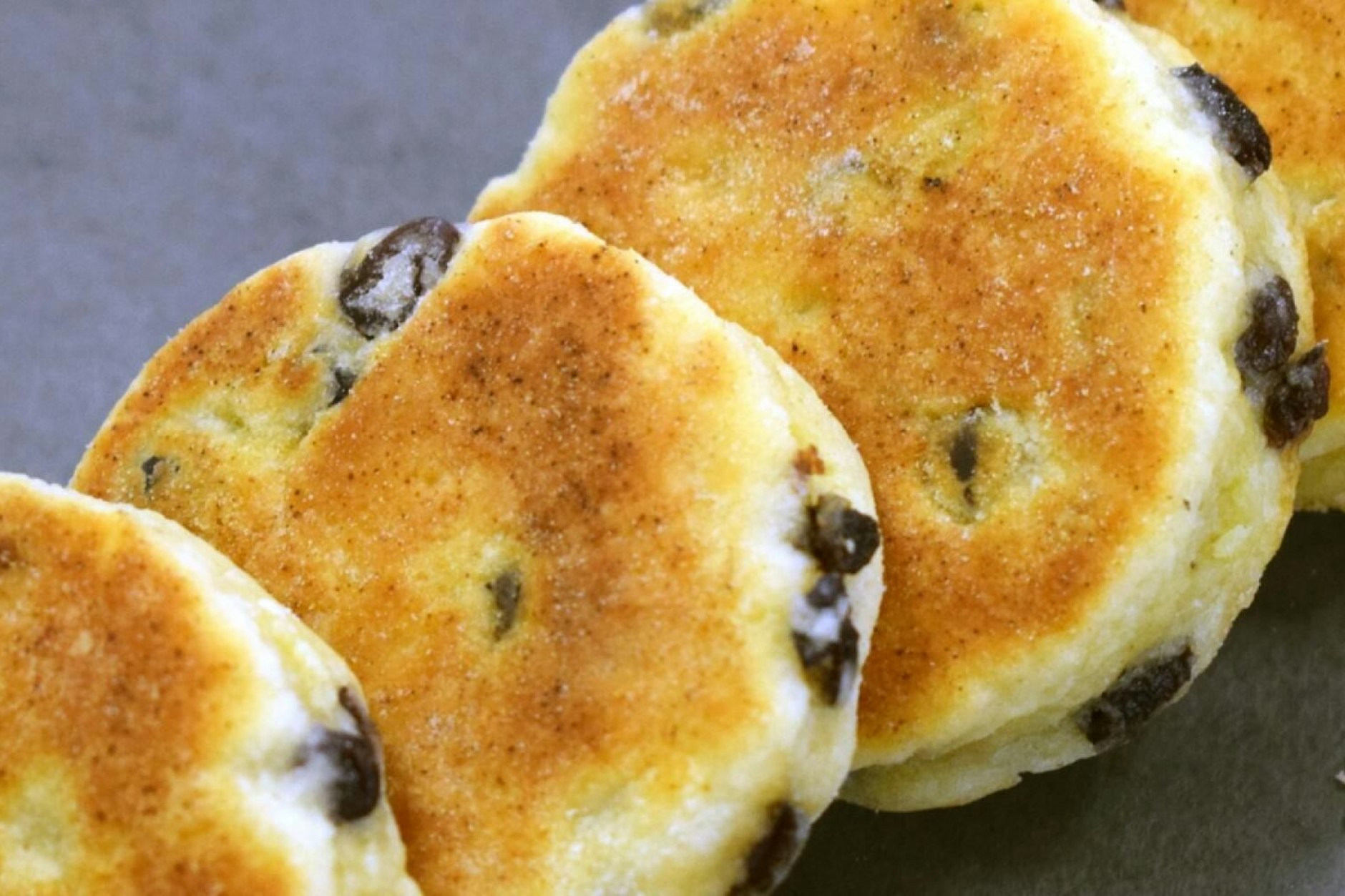 Traditionelle Welsh Cakes werden in der Pfanne zubereitet.