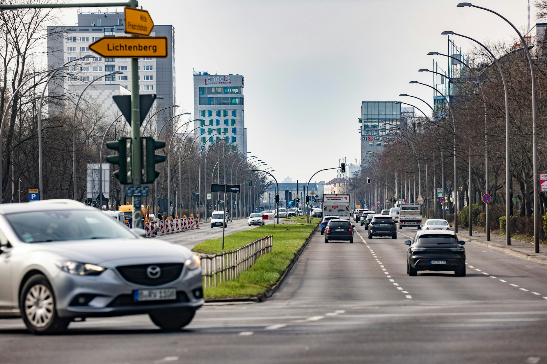 Die Landsberger Allee in Lichtenberg: Noch rollt der Verkehr. Doch in wenigen Wochen wird die Hauptverkehrsstraße im Nordosten Berlins zur Großbaustelle.
