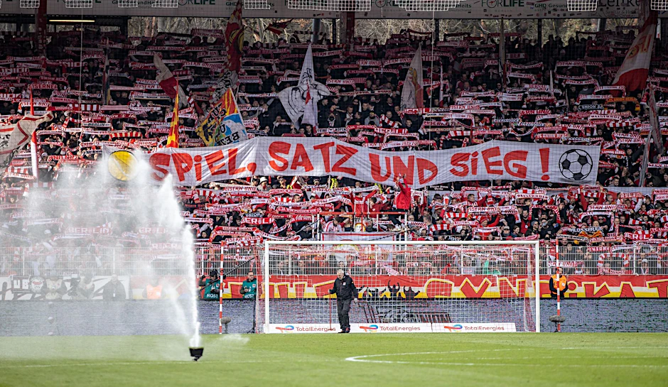 Die Union-Fans präsentieren ein Banner mit der Aufschrift «Spiel, Satz und Sieg!».  