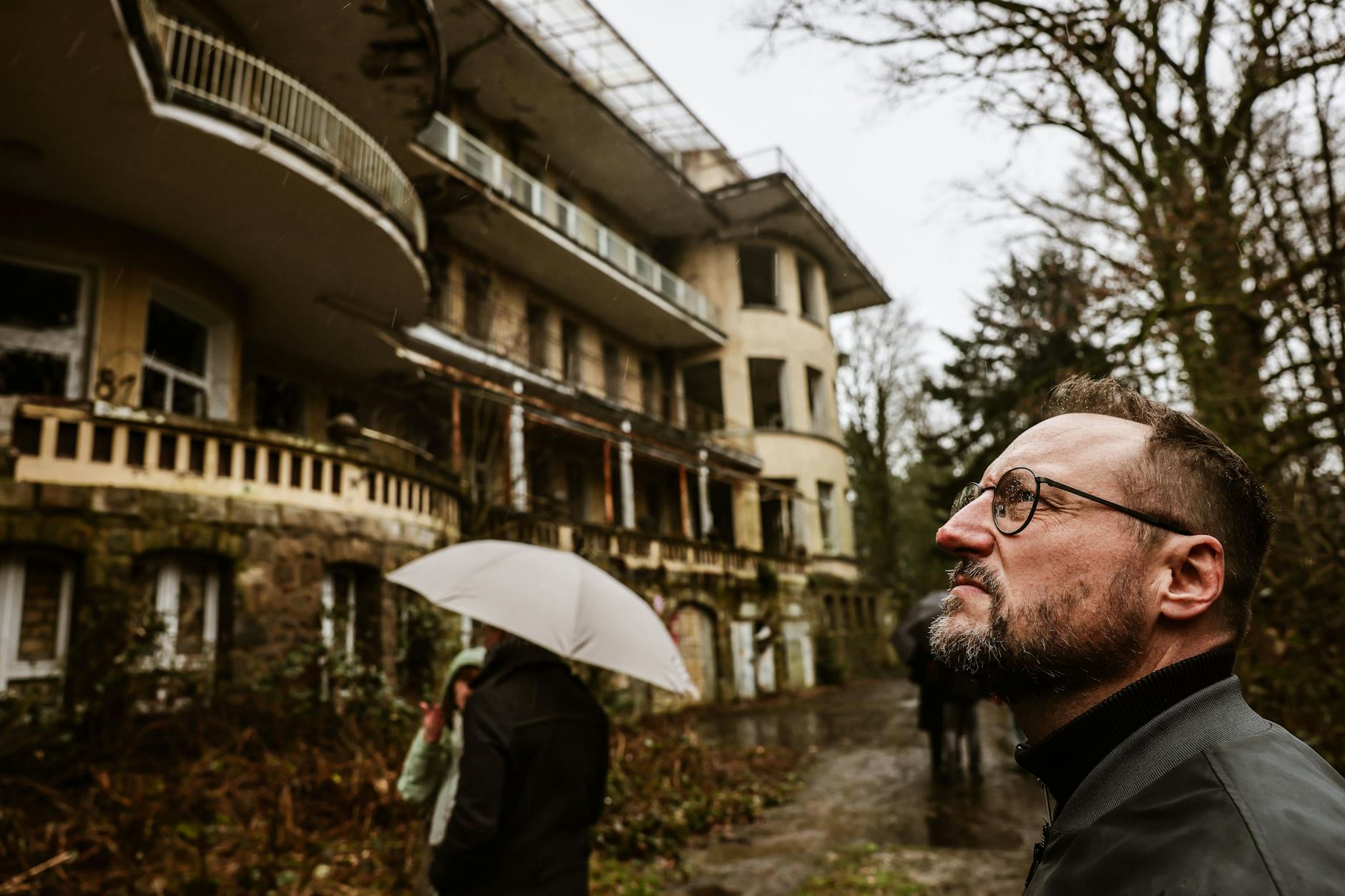 André Theuerzeit vor der Ruine der Klinik Aprath. Der Berliner war eines der letzten Verschickungskinder, die hier Leid erfahren mussten. 