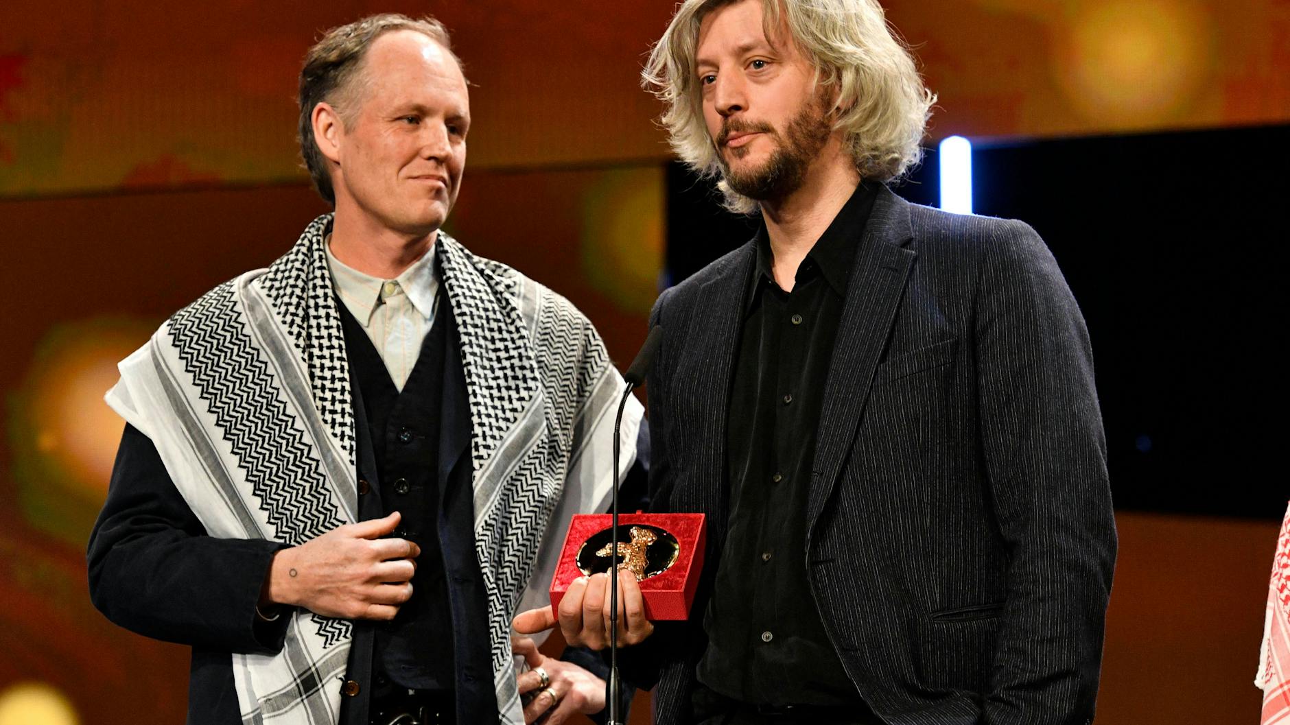 Der amerikanische Regisseur Ben Russel trug ein Palästinensertuch, als er bei der Preis-Gala mit Guillaume Cailleau auf der Berlinale-Bühne stand.