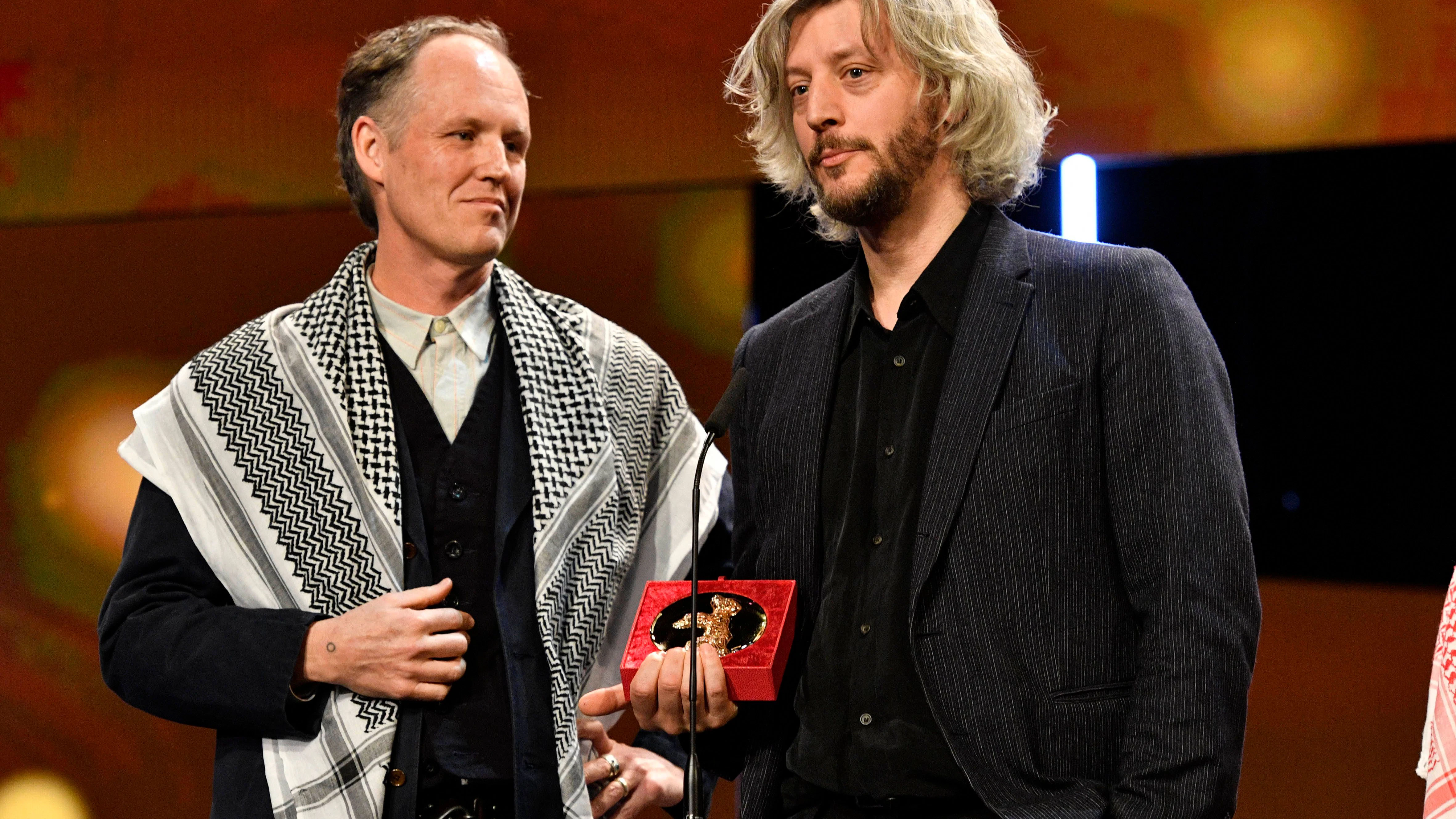Der amerikanische Regisseur Ben Russel trug ein Palästinensertuch, als er bei der Preis-Gala mit Guillaume Cailleau auf der Berlinale-Bühne stand.
