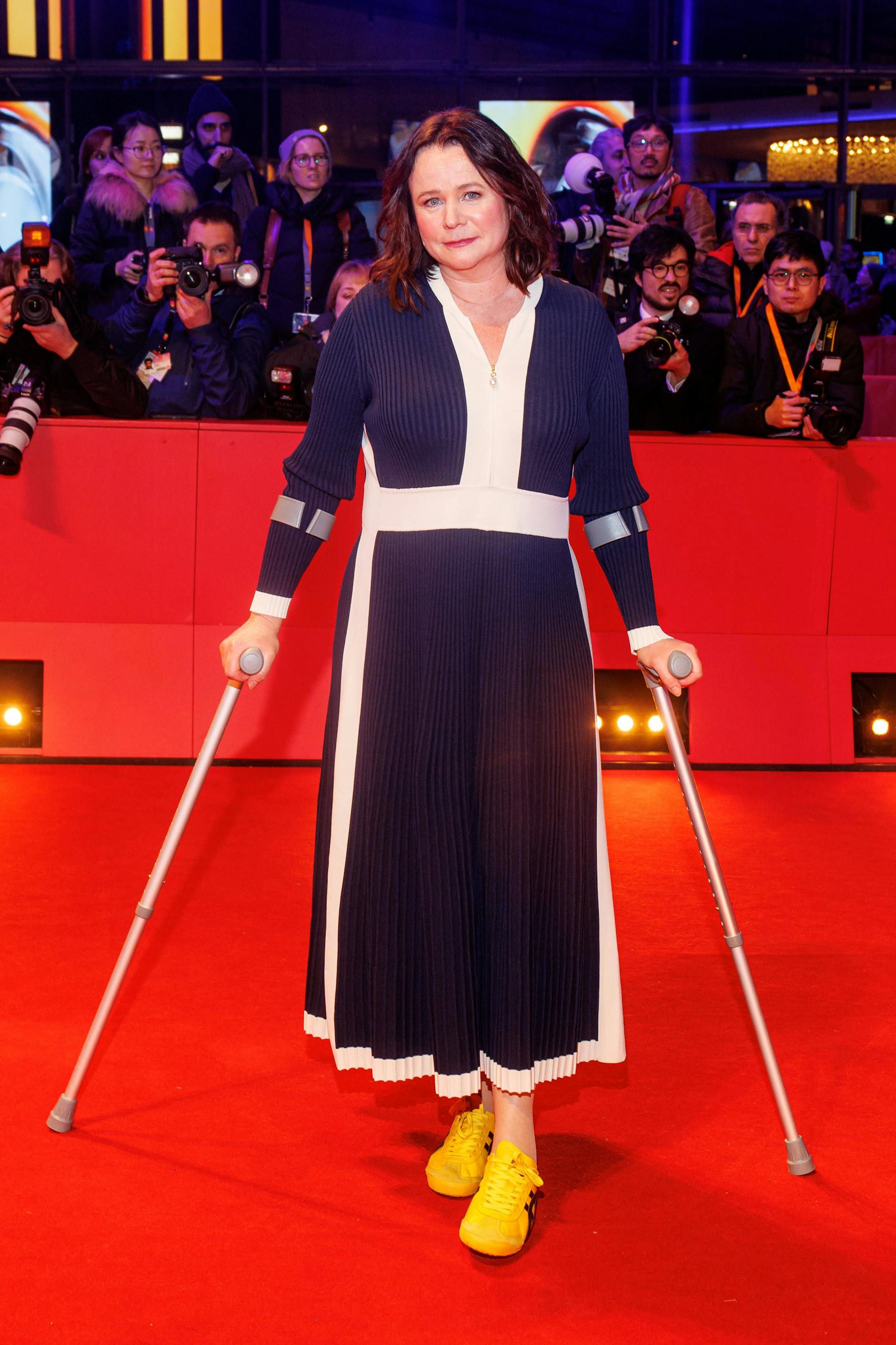 <strong>FLOP:</strong> Bären-Gewinnerin <strong>Emily Watson</strong> hat sich den Fuß gebrochen und kam an Krücken. Klar, dass man da auf High Heels verzichtet, aber müssen es gleich diese scheußlichen Asics-Sneaker sein? Das Tenniskleid, das auch nicht besonders gut geschnitten ist, tut sein Übriges, um klarzumachen, dass sich hier jemand beim Termin vertan hat. 