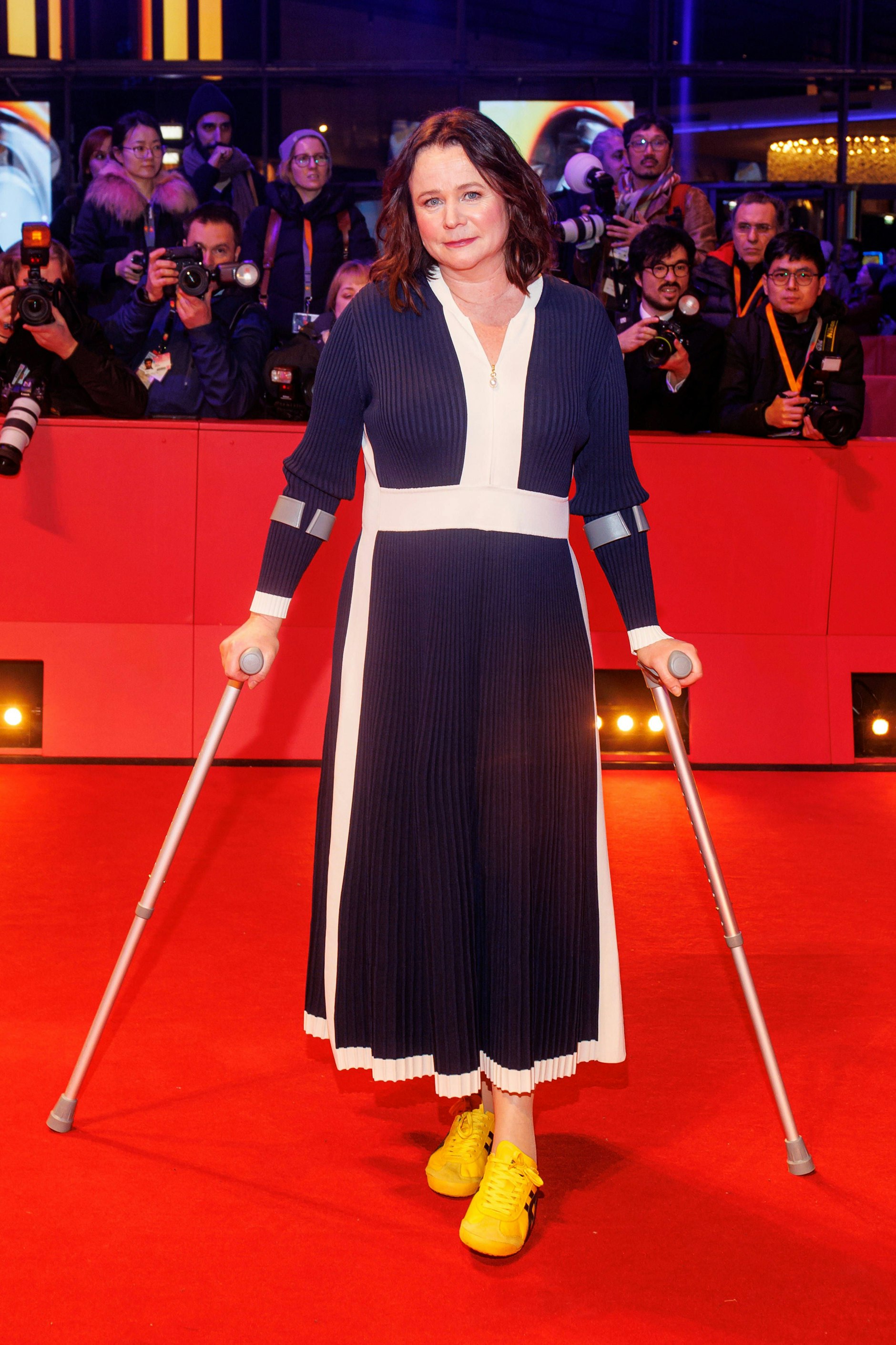 <strong>FLOP:</strong> Bären-Gewinnerin <strong>Emily Watson</strong> hat sich den Fuß gebrochen und kam an Krücken. Klar, dass man da auf High Heels verzichtet, aber müssen es gleich diese scheußlichen Asics-Sneaker sein? Das Tenniskleid, das auch nicht besonders gut geschnitten ist, tut sein Übriges, um klarzumachen, dass sich hier jemand beim Termin vertan hat.&nbsp;