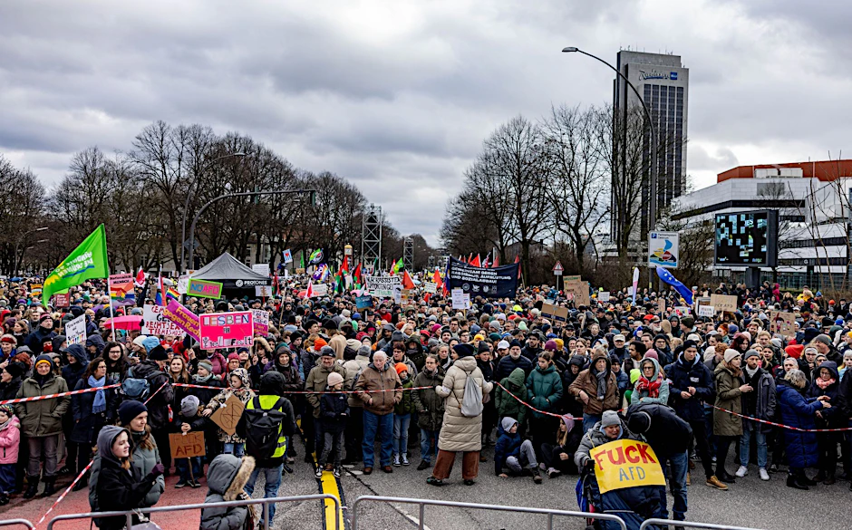 Tausende Menschen haben sich zu einer Demonstrationen gegen rechts in Hamburg versammelt.  