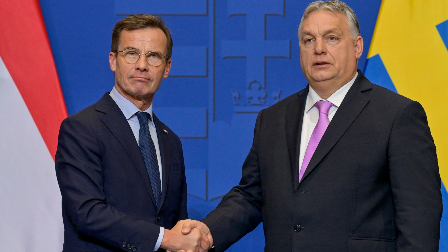 Ulf Kristersson (l), Ministerpräsident von Schweden, und Viktor Orbán, Ministerpräsident von Ungarn, während ihres Treffens in Budapest.