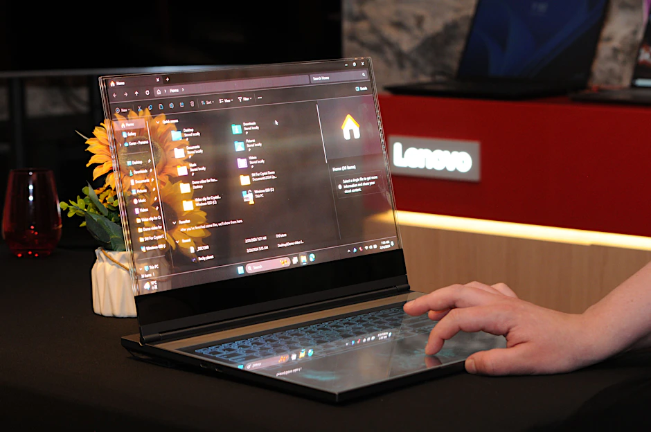 Ein Laptop mit durchsichtigem Bildschirm auf der Mobile-World-Messe in Barcelona, wo der Computerhersteller Lenovo neue Produkte präsentiert.