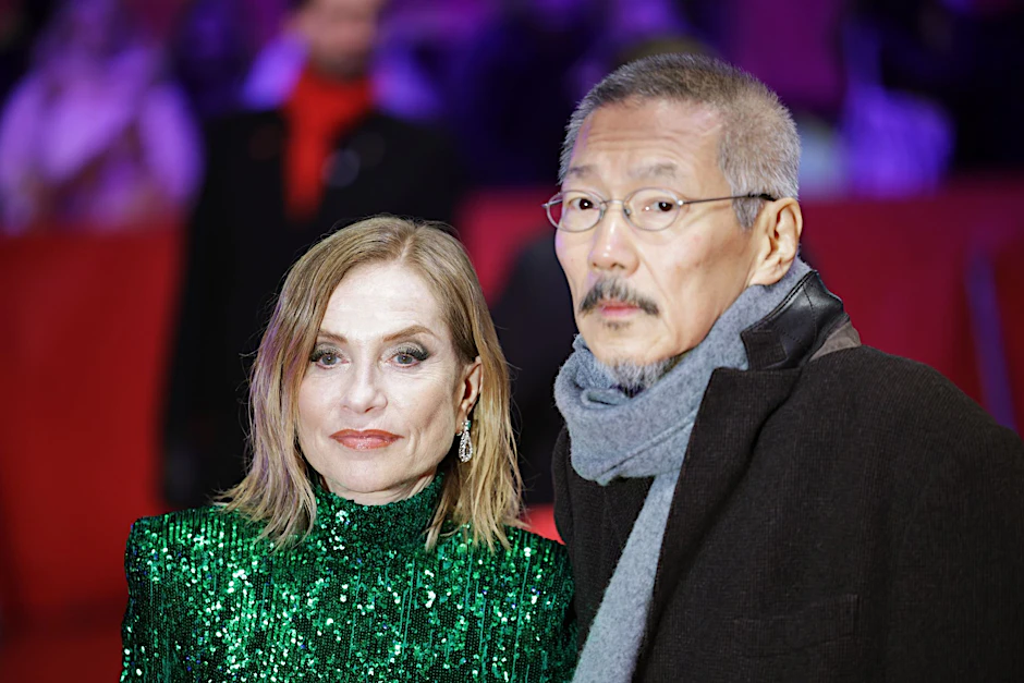 ARCHIV - Schauspielerin Isabelle Huppert und Regisseur Hong Sangsoo über den Roten Teppich.  