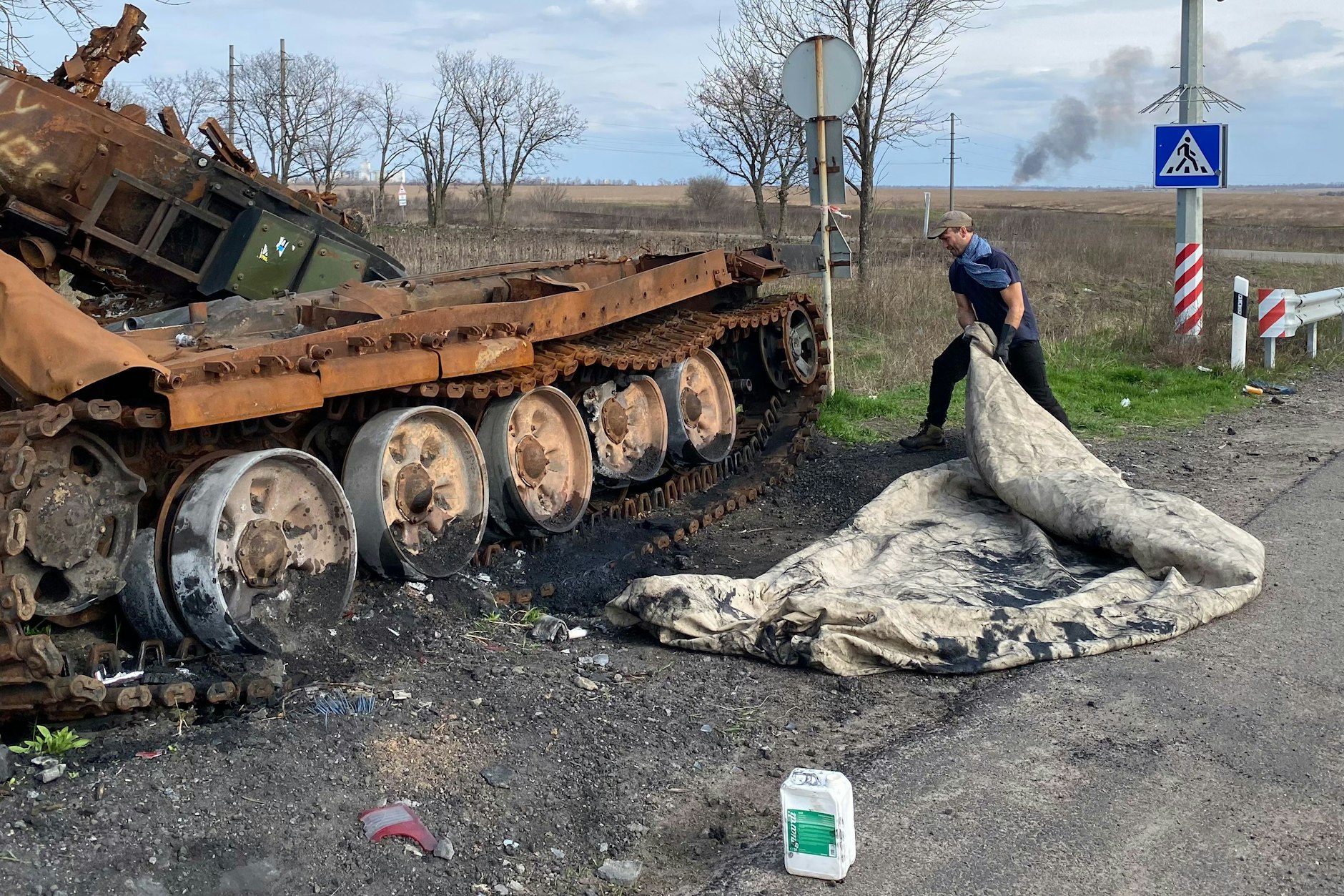 Der Künstler Fabian Knecht in der Ukraine mit einer Leinwand, die er durch einen Panzer gezogen hat.