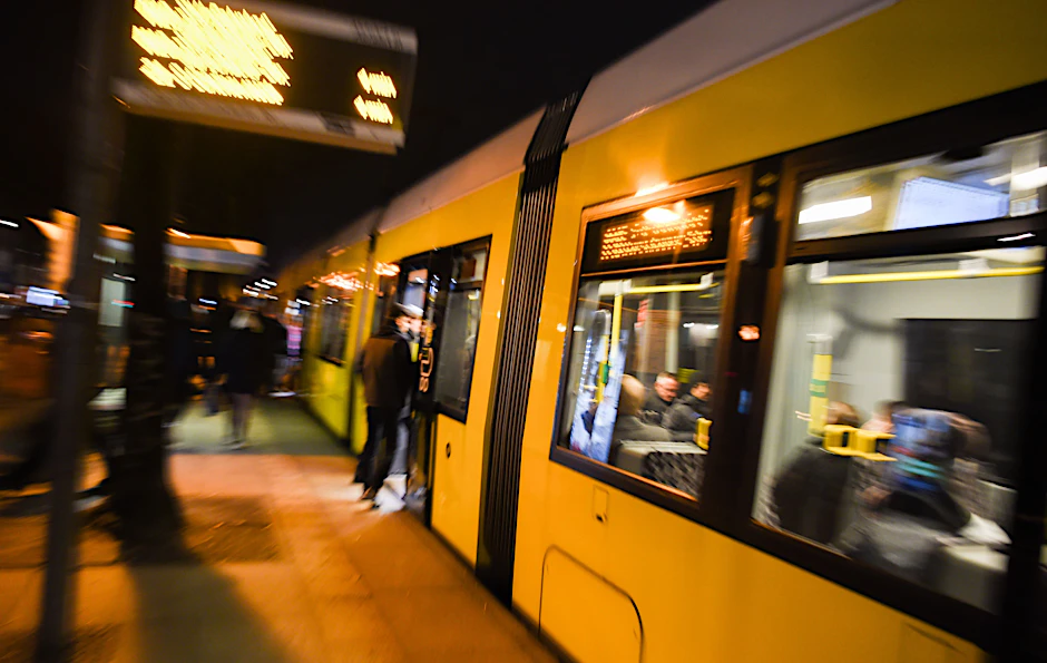 Eine Straßenbahn auf der Linie M10 hält an der Haltestelle Frankfurter Tor. Die Straßenbahnlinie wurde kürzlich zur Turmstraße verlängert und ist eine der beliebtesten Linien Berlins.