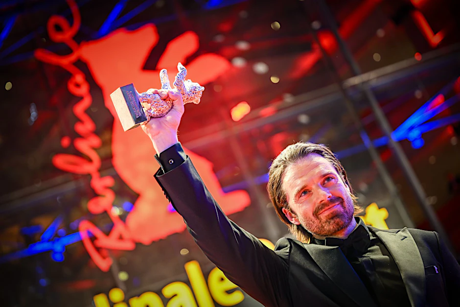 Schauspieler Sebastian Stan freut sich nach Abschlussgala und Preisverleihung der 74. Internationalen Filmfestspiele Berlinale über den Silbernen Bären für seine Rolle in dem Film "A Different Man" in der Kategorie Beste schauspielerische Leistung in einer Hauptrolle.  
