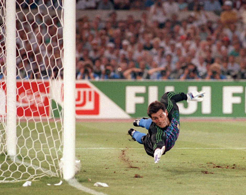 ARCHIV - Vergeblich hechtet der argentinische Torhüter Sergio Goycoechea 1990 in die richtige Ecke.  