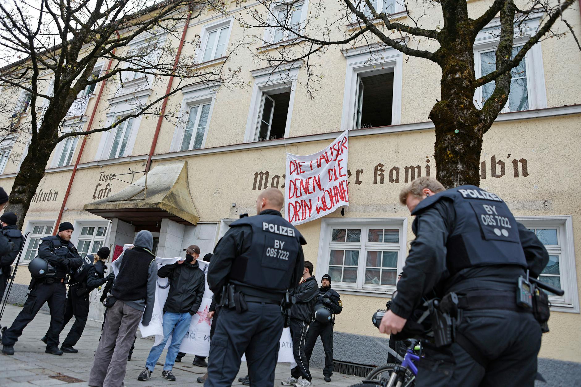 Aktivisten hatten im April 2023 ein Haus in der Innenstadt von Rosenheim besetzt. Die Polizei nahm drei fest, zwei hatten sich festgekettet.