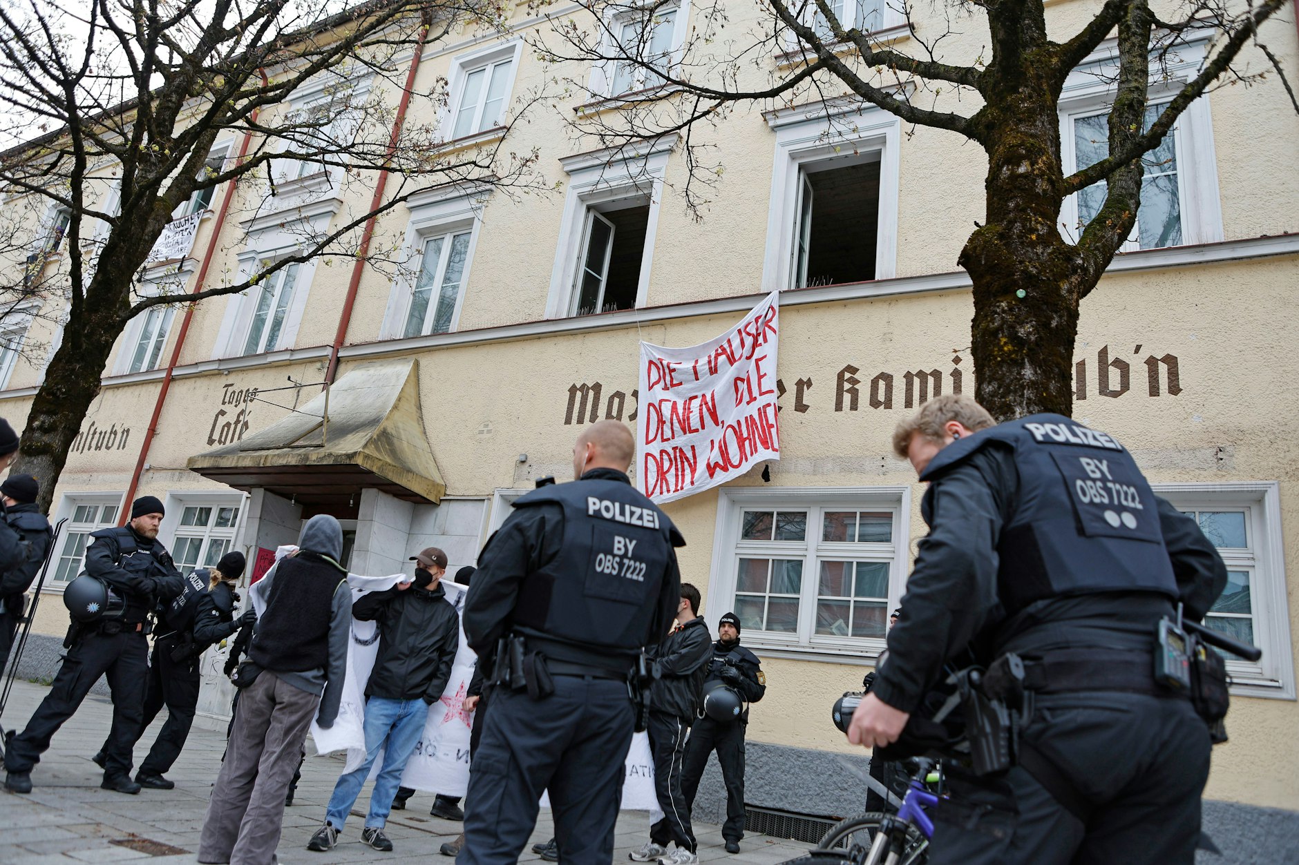 Aktivisten hatten im April 2023 ein Haus in der Innenstadt von Rosenheim besetzt. Die Polizei nahm drei fest, zwei hatten sich festgekettet. 