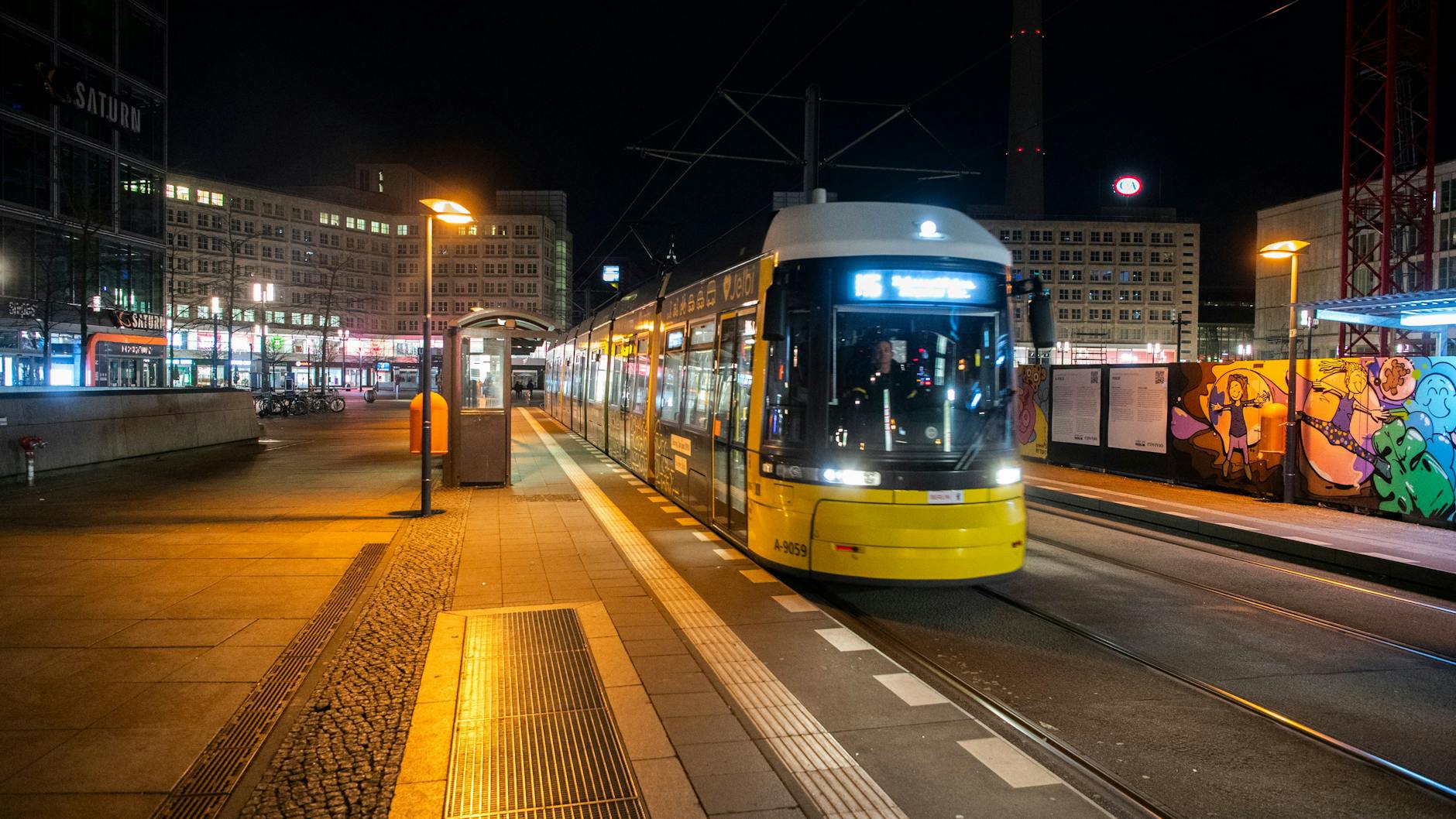 Streikbeginn um 3 Uhr: Eine Straßenbahn rollt dennoch am Alex zum Einsatz ein.
