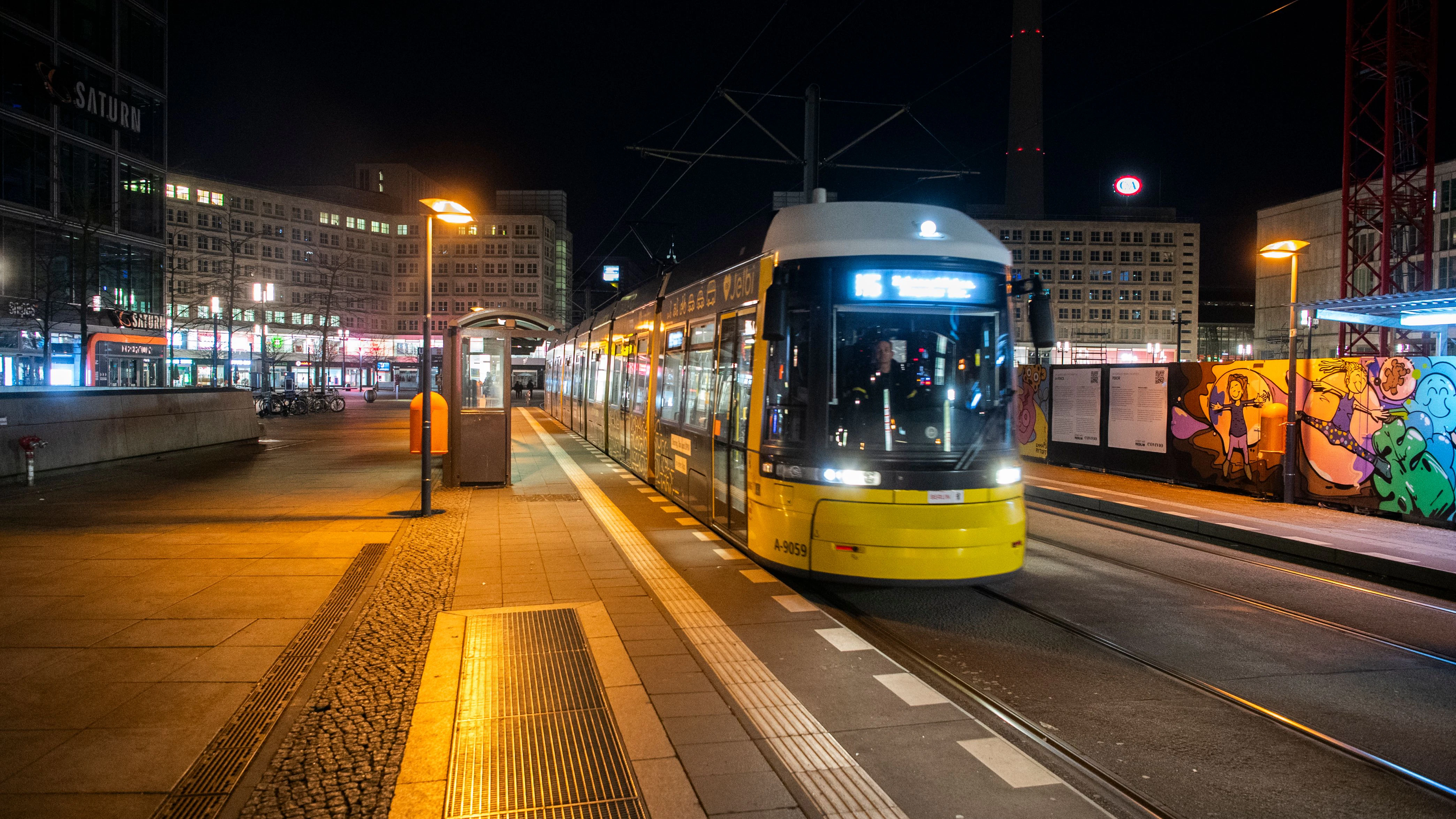 Streikbeginn um 3 Uhr: Eine Straßenbahn rollt dennoch am Alex zum Einsatz ein.