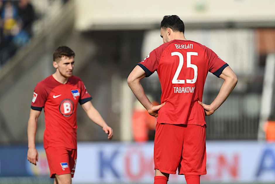 Berlins Haris Tabakovic (r) steht nach dem Spiel auf dem Feld.  