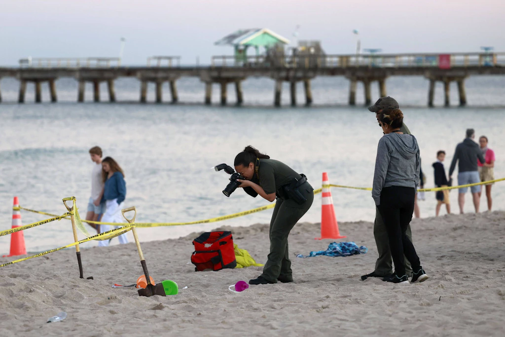 Im Sand verschüttet – bevor Sloan (7) starb, ergriff sie ihren Bruder