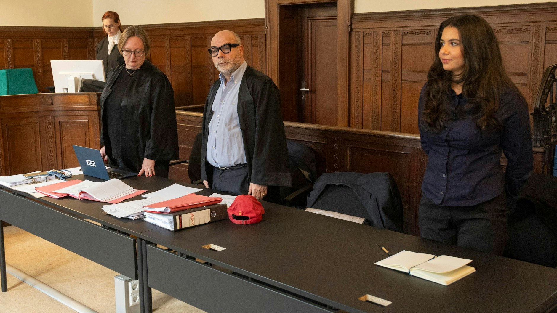 Der Angeklagte ließ sich nicht vorführen, nur seine Anwälte waren im Saal.