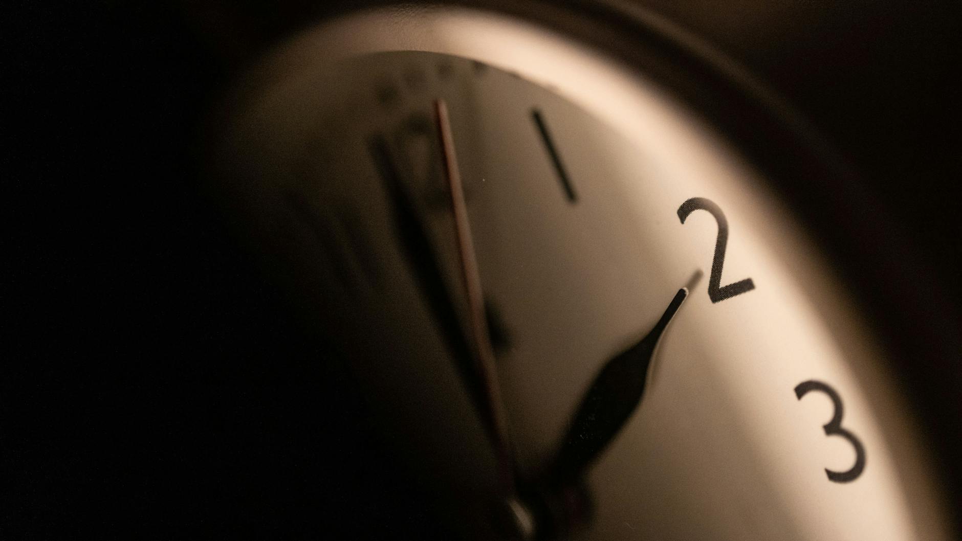 Am Wochenende wird die Zeit auf Sommerzeit umgestellt – wir verlieren dadurch eine Stunde.