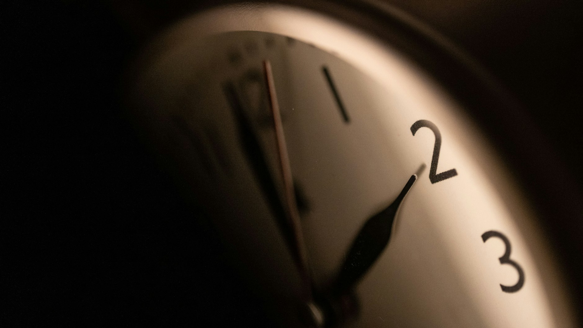 Am Wochenende wird die Zeit auf Sommerzeit umgestellt – wir verlieren dadurch eine Stunde.