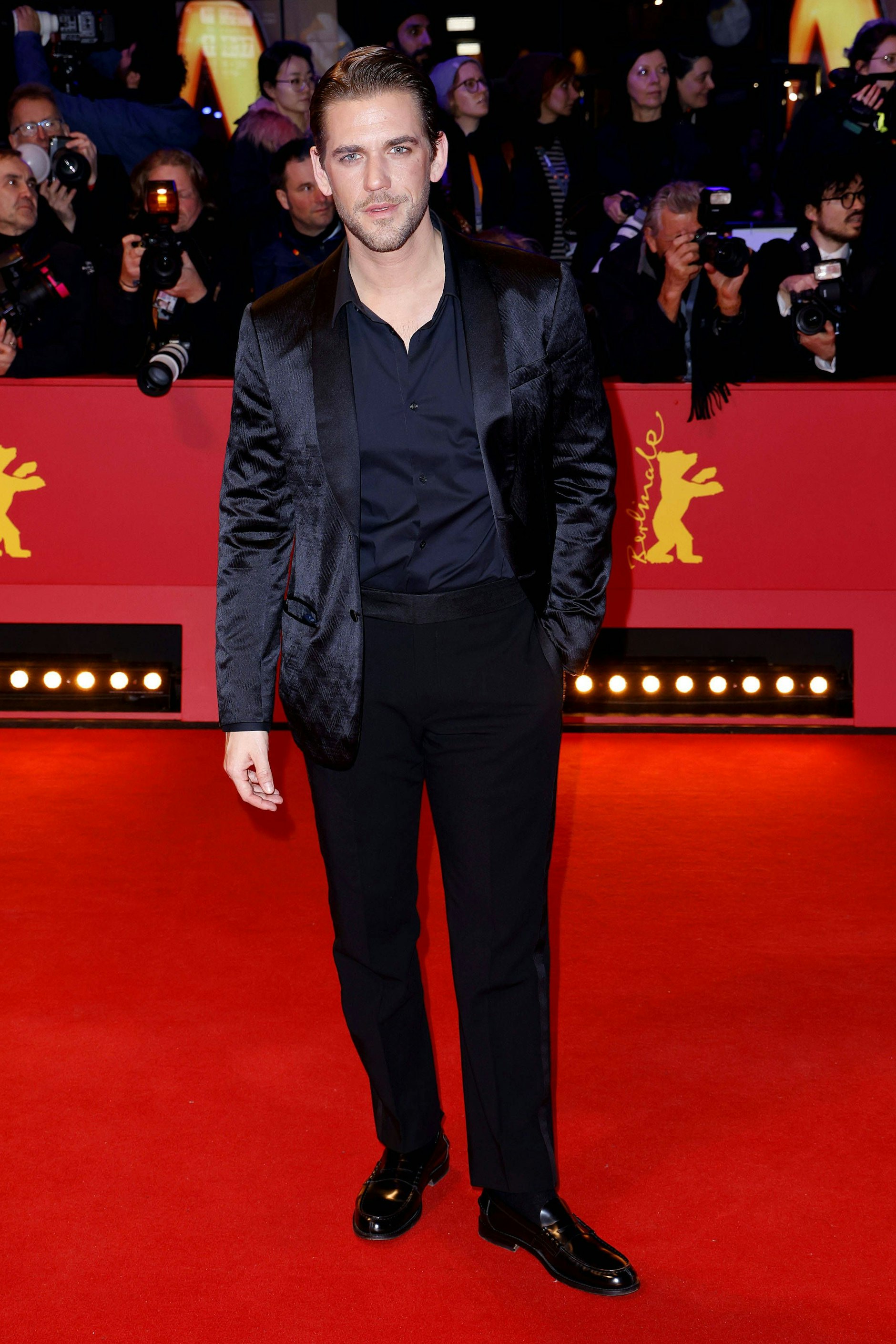 <strong>FLOP:</strong> Irgendwie hat der Aufzug des Schauspielers <strong>Ben Dahlhaus</strong> ein bisschen was von Stundenhotel – und zwar nicht unbedingt von der teuren Sorte. Nachtblau und nassglänzend: Die Materialien seines Jacketts und seines Hemdes erinnern ein bisschen arg an preiswerte Satinbettwäsche. Schade ist das, wäre es für den attraktiven Darsteller doch eigentlich ein Leichtes gewesen, positiv aufzufallen. Nächstes Mal vielleicht!