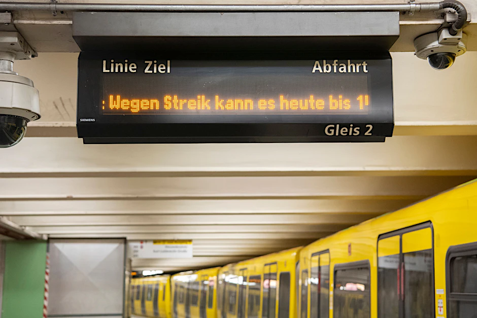 Eine U-Bahn rollt am Morgen auf einen Bahnhof ein. Auf der Info-Tafel läuft der Hinweis zum Warnstreik bei der BVG. Denn braucht man auch, um den Mini-Streik wahrzunehmen.