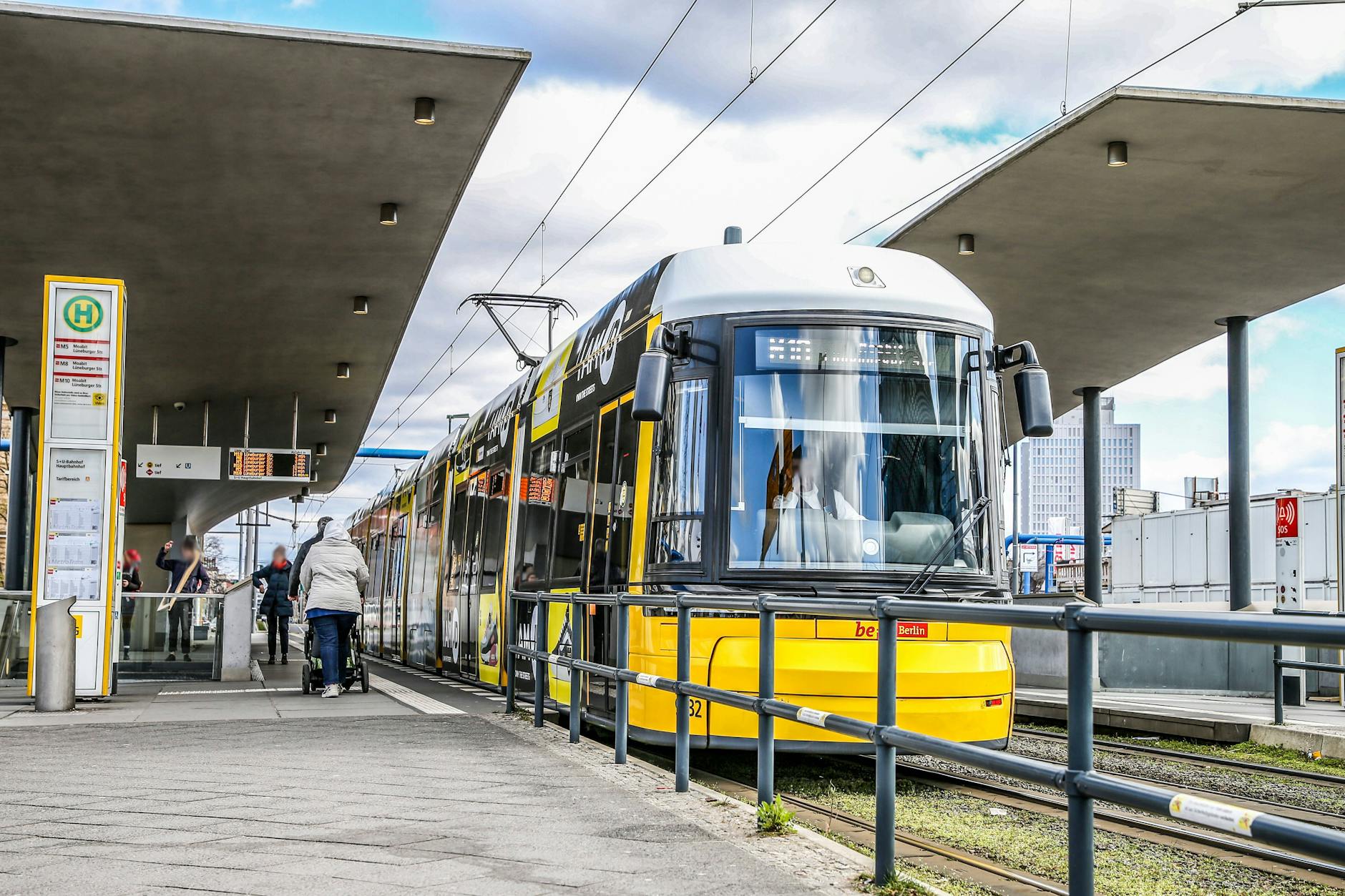 Die Straßenbahnlinie M10 startet am Hauptbahnhof. Doch auf ihrer Strecke nach Moabit kommt sie oft ins Stocken.