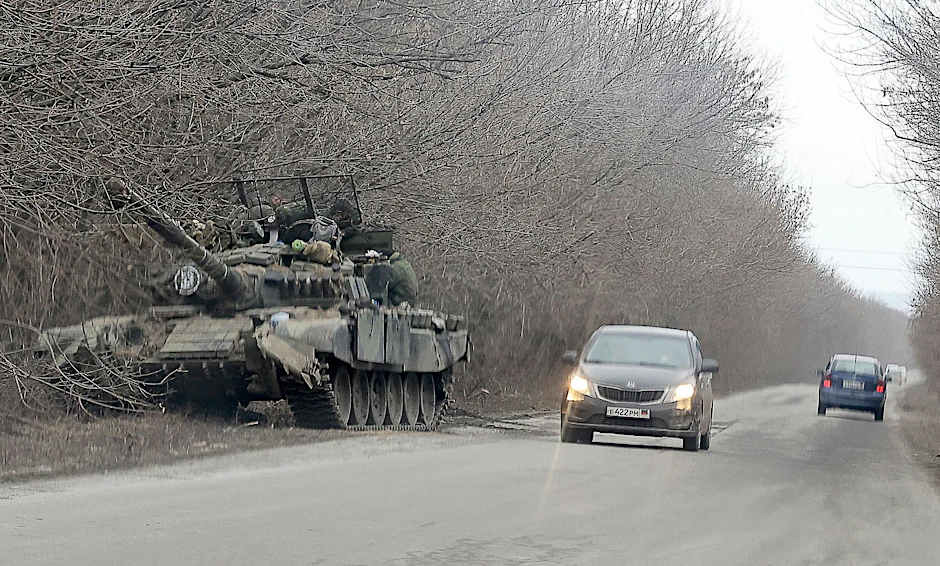 ARCHIV - Russische Truppen am 24. Februar 2022 beim Einmarsch in die Ukraine.  