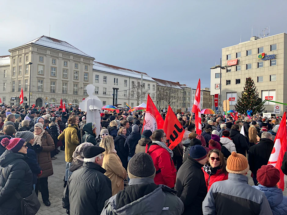 ARCHIV - Demonstrierende versammeln sich zu eienr Kundgebung gegen Rechtsextremismus auf dem Platz vor der Stadthalle.  